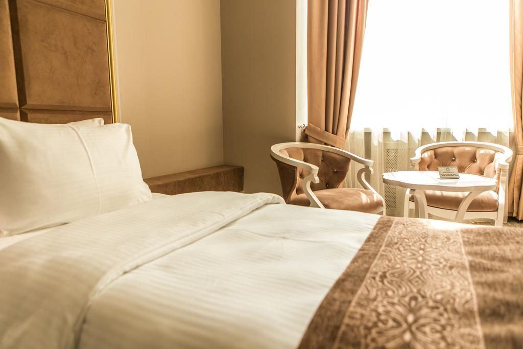 Grand Sapphire Hotel Almaty Eksteriør billede